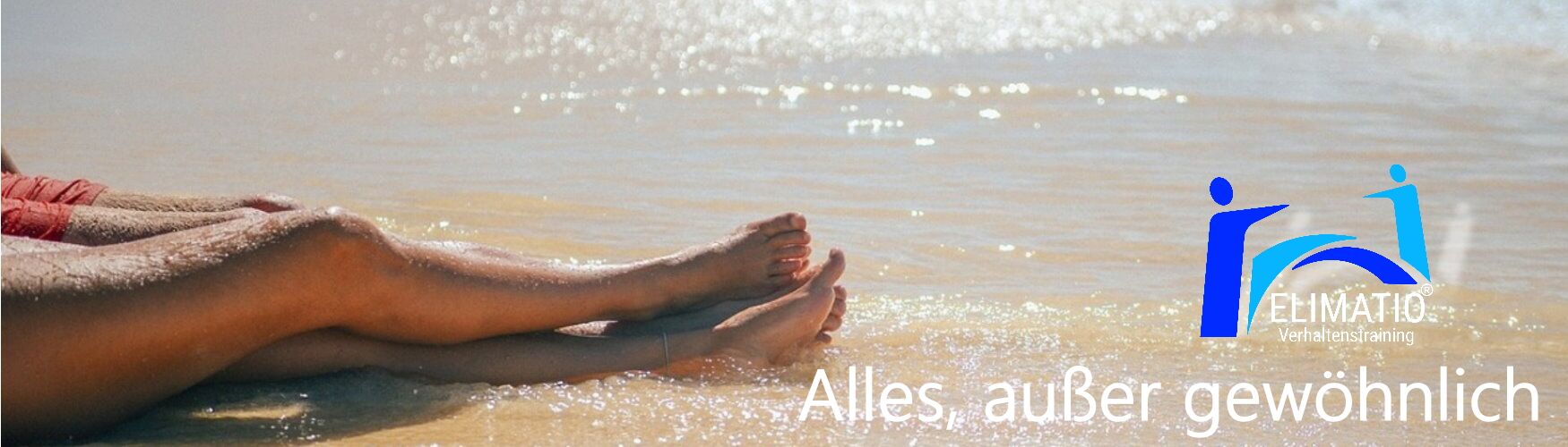 schlanke Frau in Hockestellung vor Mauer